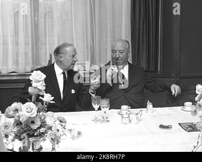 Oslo 19661001. Der Regisseur Alfred Hitchcock (66) über Norwegens Besuch. Alfred Hitchcock ist in Oslo, um eine Pressekonferenz abzuhalten, um einen Sturm über seine jüngsten Mittagessen zu erzeugen. Hier mit dem Politiker Rolf Stranger (v.v.). Foto: Jan Erik Olsen Current / NTB Stockfoto