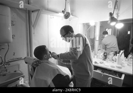 Oslo Januar 1964 - politische Fernsehdebatte im Central Theatre in Oslo. „Wo steht der Kommunismus?“ Zeigt das gesamte Fernsehteam in Aktion. Programmleiter Kjell Arnljot Perücke. Die Debatte bewegt sich zwischen dem Panel und dem Saal. 4 Kameras und 10 Mikrofone sind installiert. Hier ist es der schwedische Sozialdemokrat Feldt, der vor der Entsendung gebildet wird. Make-up. Man. Foto: Aage Storløkken / Aktuell / NTB Stockfoto