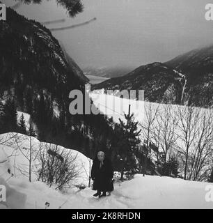 Dalen in Telemark, Februar 1955. Ingerine und Gorine Schvenius (83 und 81 Jahre alt) leben allein auf dem Platz ROI oder Rui im Tal des Telemark. Auf diesem kleinen Platz hoch oben in der Bergwelt steht die Zeit still. Hier einer von ihnen auf dem Weg aus dem Dorf, nach einer der seltenen Reisen zum Kaufmann. Foto: Aage Storløkken / Aktuell / NTB Stockfoto