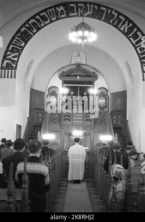 Oslo 19601128 Chanukka dauert bis Ostern. Die Chanukka-Partei hat - die jüdische Lichtpartei begonnen. Acht Tage lang halten die Juden die letzten. Von der Feier in der Synagoge in der mosaischen Religionsgemeinschaft in Oslo. Religiöser Dienst. Foto: Sverre A. Børretzen / Aktuell / NTB Stockfoto