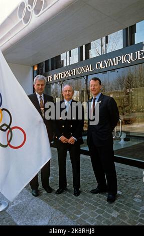Lausanne, Schweiz 19900319. Der Präsident des Internationalen Olympischen Komitees (IOC), Juan Antonio Samaranch (Mitte), fotografiert mit dem Vizepräsidenten des Olympischen Organisationskomitees von Lillehammer (Looc) Arne Myhrvold (v.v.) und Gerhard Heiberg, Präsident des Olympischen Organisationskomitees von Lillehammer (LOOC International Olympic Committee, Lausanne, 19. März 1990. Foto: Knut Falch/NTB Stockfoto