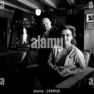 Vinje, Telemark 196402. Das Autorenpaar Tarjei Vesaas und Halldis Moren Vesaas zu Hause auf dem Bauernhof in Midtbø in Vinje. Für den Roman 'Isslottet' erhielt er den Literaturpreis des Nordischen Rats 1964. Photo Aage Storløkken / Aktuell / NTB Stockfoto