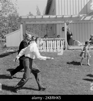 Oslo, 17. Mai 1961. Israels Außenminister Golda besucht Norwegen noch mehr. Hier bei einer Gartenfirma bei Jens Chr. Hauge. Der Eierlauf ist in vollem Gange. Hier ist zu sehen; Gunnar Randers und Jens Chr. Gemeinsam Hauge. Golda Molkereien im Hintergrund der Veranda. Foto: Aage Storløkken / Aktuell / NTB Stockfoto