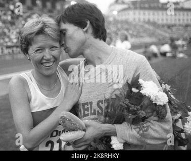 Oslo 12. Juli 1981. Ingrid Christensen lief auf einen neuen Weltrekord von 5000 Metern. Hier gratuliert Sebastian Coe, der mit 1000 Metern einen neuen Weltrekord aufgestellt hat. Foto: Erik Thorberg / NTB / NTB Stockfoto