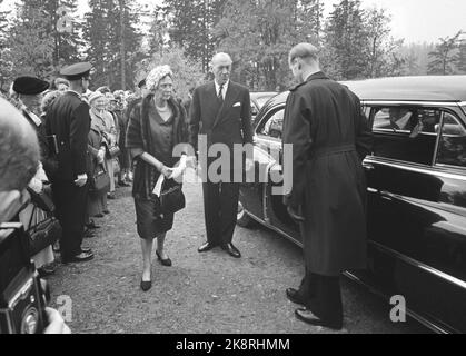 Oslo 19621004. In der Holmenkollenkapelle taufen Prinzessin Estad und Johan Martin Ferner ihre Tochter Cathrine. Hier kommen Prinz Axel und Prinzessin Margaretha von Dänemark zur Taufe. Foto: Ivar Aaserud Current / NTB Stockfoto