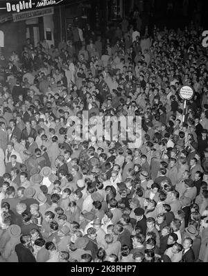 Oslo 19551003. Die Kommunalwahlen 1955. Bis zum 4. Oktober folgen viele Menschen der Zählung auf Plakaten in der Akersgatennacht. Menschenmenge, Menschen in enger Nähe. Foto: NTB / NTB Stockfoto