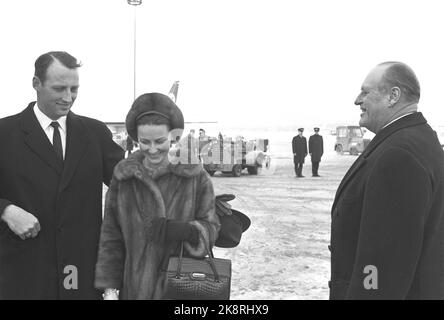 Fornebu 19700204. Kronprinz Harald und Kronprinzessin Sonja starten ihre vierwöchige Reise nach Australien und Thailand. Bei der Abreise wurde ihnen von König Olav (t.h) eine gute Reise gewünscht. Prinzessin Echter, Frau Ferner, Johan Martin Ferner und zwei ihrer Kinder. Foto: NTB / NTB Stockfoto