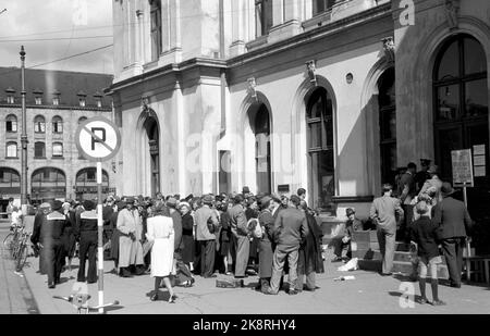 Oslo 19460713. Der Kampf, in den Urlaub zu kommen, ist schwer. Es gibt viele, die diesen Sommer mit dem Zug reisen wollen. Auf der östlichen Schiene gibt es lange Schlangen, und viele haben die ganze Nacht auf ein Sitzticket gewartet. Schild mit verbotener Parkmöglichkeit. Foto: Thorbjørn Skotaam / Current / NTB Stockfoto