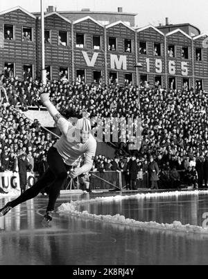 Oslo 19650214 World Championships im Bislett Stadium in Oslo, für überfüllte Tribünen. Hier der Sieger der Weltmeisterschaft, Norweger per Ivar Moe in Aktion. Er gewann auch 1500 Meter. Foto; NTB / NTB Stockfoto