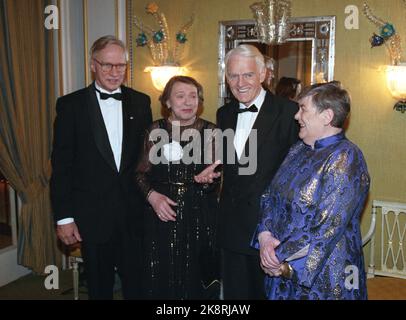 Oslo 19921210: Das Nobelkomitee 1992. Vom Vorsitzenden des linken Nobelkomitees, Francis Sejersted, Gidske Anderson, Kåre Kristiansen und Hanna Kvanmo, während des Banketts, das das Nobelkomitee dem Friedensnobelpreisträger gab. Foto: Aleksander Nordahl NTB / NTB Stockfoto