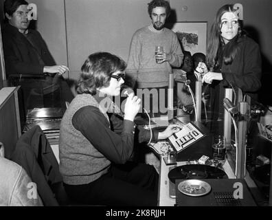 Oslo April 26. Die Disco 'Colony Club', die erste in Norwegen, zieht sowohl Prominente als auch andere an. Hier d.j. Tore Løken. Foto: Aage Storløkken / Aktuell / NTB Stockfoto