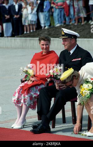 Kristiansand 19910627. - 1991. Juni. Die königliche Familie in Kristiansand. Prinzessin Märtha Louise mit rotem Tuch sitzt mit ihrem Vater König Harald. Königin Sonja beugt sich, um etwas zu holen. Foto: Lise Åserud / NTB Stockfoto