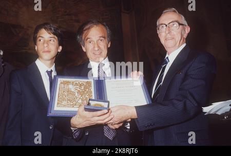 Oslo 19861210: Friedenspreis: Friedensnobelpreis 1986 an Elie Wiesel. Er erhielt den Preis während einer Zeremonie im Auditorium der Universität des Vorsitzenden des Nobelkomitees Egil Aarvik (Th). T.v. Der Sohn des Preisträgers Elisha. Foto: Inge Gjellesvik Stockfoto