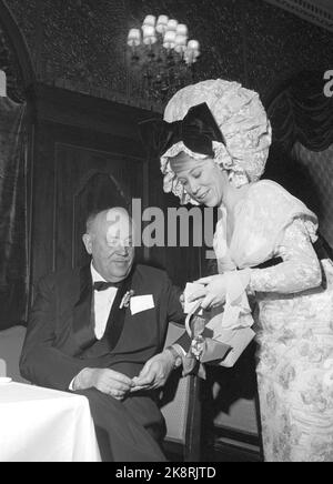 Oslo 19650327 - und danach wurde getanzt. Premiere des Films My Fair Lady im Colosseum-Kino mit anschließender Party in Bristol. .... Lot wurde in Bristol verkauft. Hier Marte Sæther vom Opernballett, in vollem Gange mit Rolf Stenersen, der bereitwillig kaufte. Foto; Sverre A. Børretzen / Aktuell / NTB Stockfoto