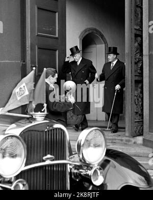 Oslo 1952. König Gustaf Adolf und Königin Louise aus Schweden werden offiziell in Norwegen besucht. Der schwedische König besuchte die Kathedrale in Oslo. Hier kommt er mit Kronprinz Olav aus der Kathedrale. Auto mit Flagge wartet auf die Royals. Beide mit Mantel und Zahnseide Hut. Foto: Sverre A. Børretzen / Aktuell / NTB Stockfoto