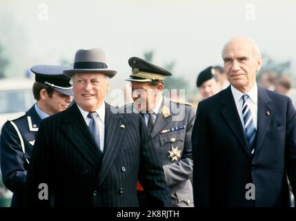 Wien, Österreich September 1982. König Olav bei einem offiziellen Besuch in Österreich. Hier sehen wir König Olav (v.v.) zusammen mit Bundespräsident Rudolf Kirchschläger während des Besuches. Foto: Erik Thorberg NTB / NTB Stockfoto