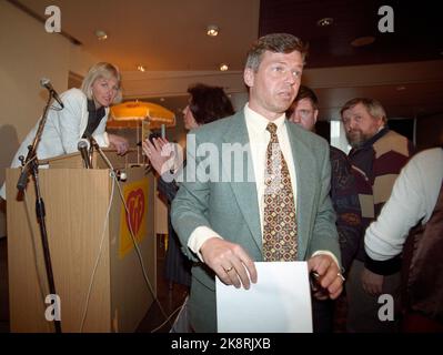 Drammen 19950128. Der Vorsitzende der Christlichen Volkspartei, Kjell Magne Bondevik, dankt, bleibt aber weiterhin als parlamentarischer Führer im Storting. Bondevik kündigte dies während der lokalen Teamleiter-Konferenz in Drammen an. Hier sehen wir Valgerd Svarstad Haugland auf der Kanzel, Kjell Magne Bondevik und Jon Lilletun (Rückseite). Foto: Jon EEG NTB / NTB Foto: Jon EEG NTB / NTB Stockfoto