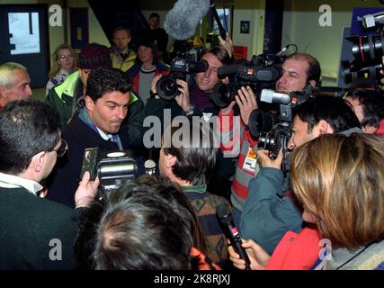 Hafjell 19940217. Die Olympischen Winterspiele in Lillehammer Alberto Tomba (Italien) kommt im Akkreditierungszentrum an und erhält die volle Aufmerksamkeit der Presse. Foto: Tor Richardsen / NTB Stockfoto