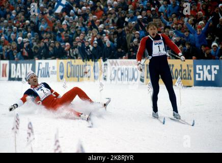 Oslo 19820225 - Bilderserie. Bild 4/5 - WM, 4 x 10 Kilometer Staffel für Männer. (Letzte Stufe, - die Staffelstufe, als Oddvar Brå den Stock brach.) Oddvar Brå (TV) und Alexander Savjalov (UdSSR) gehen gleichermaßen über Ziele. Lange Studien des Zielfotos endeten mit doppeltem Gold, für den Sowjet und Norwegen. NTB-Foto: Erik Thorberg / NTB Stockfoto