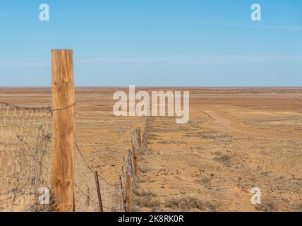 Ein Blick auf den Dingo-Zaun in Coober Pedy, Südaustralien Stockfoto