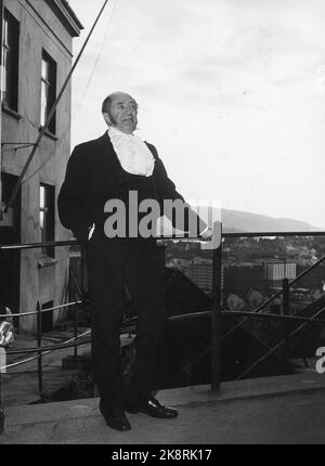 Bergen im Frühjahr 1953. Die ersten Festivalspiele. Viele bekannte Persönlichkeiten wurden während des Festivals gestikalisiert. Hier ist der 'große Ludvig Prom, gespielt von Joachim Holst-Jensen. Foto: Ewoos Christensen / Current / NTB. Stockfoto