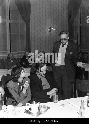 1952 Oslo. Treffen im norwegischen Schriftstellerverband im Restaurant Georges. Hier ist der Autor André Bjerke mit einer Zigarette und Zuhörer des Autors Helge Krog, der steht und einen Beitrag in der Debatte gibt. Foto: Odd Nicolaysen / Aktuell / NTB Stockfoto