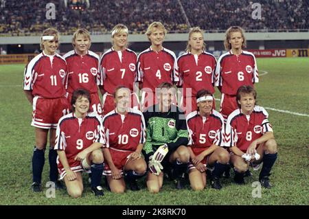 China 199111: Fußball-Weltmeisterschaft, Damen. Norwegen nimmt Silber. Finale Norwegen - USA (1-2). Das Bild: Die norwegische Nationalmannschaft, Frauen - Teambild. Die Mannschaft, die gegen die Vereinigten Staaten gespielt hat (obs: Nicht in der richtigen Reihenfolge auf dem h.h.t. Foto): Reidun Seth, Tina Svensson, Heidi Støre, Gro Espeseth, Gunn Nyborg, Hege Riise, Tone Haugen, Cathrine Zaborowski, Birthe Hegstad, Agnte Carlsen, Linda, Linda, Linda Medalen, Linda Medalen. Liv gestreift. Foto: Lise Åserud Stockfoto