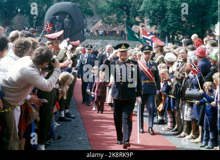 Oslo 19780702. König Olav 75 Jahre. Viele hatten ihren Weg zur Festung gefunden, um König Olav am 75.. Tag zu ehren. Hier ist der Jubel unter jubelnden Menschen mit dem Nationaldenkmal im Hintergrund. Foto: Svein Hammerstad NTB / NTB Stockfoto