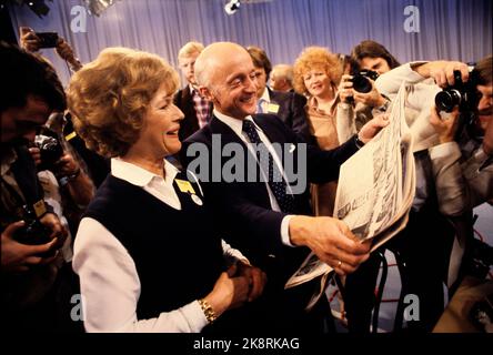 Oslo 19810915 bei den Parlamentswahlen 1981 wird Høyre Parlamentsführer Kåre Willoch als neuer Premierminister angezeigt. Hier mit der heutigen Zeitung mit Mona Røkke. Foto: NTB / NTB Stockfoto