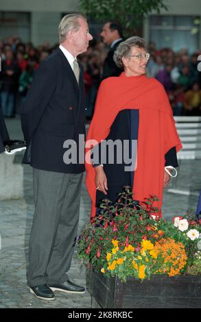 Westnorwegen, 199308: Silberkreuzfahrt. Ausflug nach Westland. Das norwegische Königspaar, Königin Sonja und König Harald, organisieren anlässlich ihrer Silberhochzeit Kreuzfahrten in Westnorwegen. Bild: Ålesund. Abschiedsessen im Fjellgården, Ålesund. Hier Prinzessin Echter Frau Ferner und ihr Mann Johan Martin Ferner. Foto: Lise Åserud Stockfoto