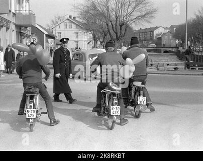 Strømstad, Schweden 6. April 1963. Norweger marschieren am schneidenden Donnerstag in Strømstad ein. Die Tradition begann nach dem Zweiten Weltkrieg, als Norwegen den größten Teil der Waren vermisste. Die Geschäfte in Norwegen sind am Donnerstag geschlossen, so dass Sie eine Reise nach Schweden Unternehmen müssen, um das Auto oder Boot mit verschiedenen Waren zu füllen. Hier ist das Verkehrschaos in den Straßen von Strømstad. Ein Polizist kümmert sich um. Norwegische Jugendliche haben ein Moped nach Strømstad gefahren, ein Ballon muss nach Hause gebracht werden. Foto: Ivar Aaserud / Aktuell / NTB Stockfoto