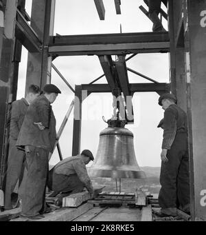 Oslo 19500424 Bau des Osloer Rathauses. Die Rathausuhren sind an Ort und Stelle gehisst. Eine der riesigen Uhren wird angehoben, und die Arbeiter sind bereit, sie zu montieren. Foto: NTB / NTB Stockfoto