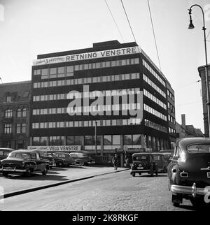 Oslo 19551001. Kommunalwahlen 1955. Linkes Haus mit Wahlmuscheln: 'Nach dem 3. Oktober: Richtung links' auf Plakaten an der Fassade. Foto: NTB / NTB Stockfoto