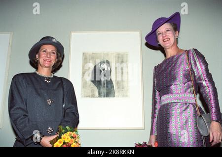 Kopenhagen 19911029 das norwegische Königspaar besucht Dänemark. Königin Sonja und Königin Margrethe besuchen das Staatliche Kunstmuseum. Königin Sonja eröffnet die Munch-Ausstellung. Hier stehen sie vor einem Bild von Edvard Munch. Foto: Bjørn Sigurdsøn / NTB Stockfoto