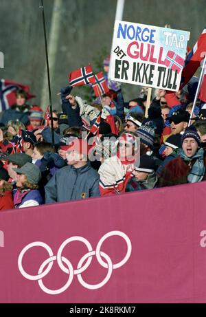 Hafjell 19940225. Olympische Winterspiele in Lillehammer. Alpin. Die Kombination - Slalom. Das Publikum mit norwegischen Fahnen und Schilder: Norwegen nimmt Gold, es ist kein Unsinn. Foto: Pål Hansen / NTB Stockfoto