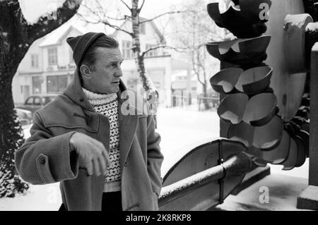 Rjukan Januar 1965 Filmaufnahme von 'Heroes from Telemark' in Rjukan. Über die schweren Wassersaboteure von Kompani Linge. Sabotage zum Kraftwerk Vemork. Die britische Firma Benton Film posiert mit 120 Mitarbeitern. Die heiße Nummer eins ist der amerikanische Schauspieler Kirk Douglas. Hier steht er mitten in Rjukan. Foto: Sverre A. Børretzen / Aktuell / NTB Stockfoto