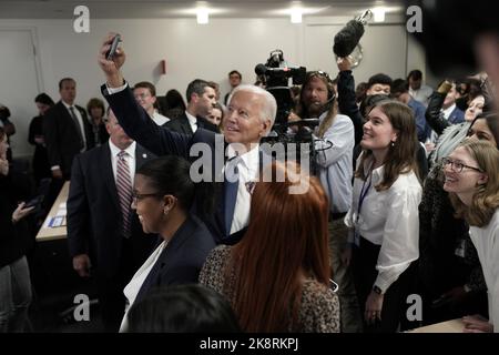 Washington, Usa. 24. Oktober 2022. Präsident Joe Biden begrüßt am Montag, den 24. Oktober 2022, Unterstützer im Hauptquartier des Demokratischen Nationalkomitees in Washington, DC. Foto von Yuri Gripas/UPI Credit: UPI/Alamy Live News Stockfoto