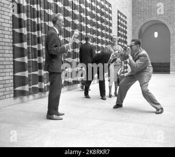 Oslo 19630928 'ROLLEBYTTE FOR ANNEN GANG' Parlamentarisk Drama i Stortinget. Erörterte Punkte i 30 Timer. Statsministeren heter igjen Einar Gerhardsen, etter at koalisjonsregjeringen til John Lyng ved Høyre, Kristelig Folkeparti, Venstre Og Senterpartiet gikk AV 25. september 1963. NRK fjernsyn tar opptak Fra hele erörterte Og formidler den til det norske Folk. Ihre fotografierten Sozialistik Folkepartis parlamentariske leder Finn Gustavsen som de siste måneder er blitt en AV Stortingets mest fotografierte representanter. Foto: Aage Storløkken / Aktuell / NTB Stockfoto