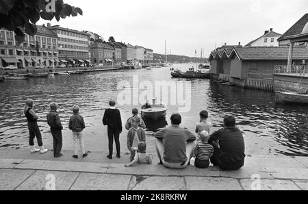 E-18, 9. August 1969. Aktuelle Nr. 32. 'Die Urlaubsstraße vor einigen ist die europäische Straße 18 - oder südlich, wie sie im Volksmund genannt wird. Wir sind der 613 Kilometer langen Straße von Oslo nach Stavanger gefolgt. Von der Autobahn zur Betongrasstraße, von den Dörfern von Vestfold bis zum felsigen Jæren. Durch einige der größten Städte des Landes und durch kleine südliche Deillen. Hier von Pollen in Arendal. Foto: Per Ervik / Current / NTB Stockfoto