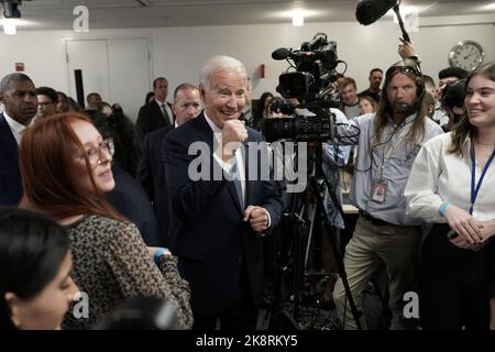 Washington, Usa. 24. Oktober 2022. Präsident Joe Biden begrüßt am Montag, den 24. Oktober 2022, Unterstützer im Hauptquartier des Demokratischen Nationalkomitees in Washington, DC. Foto von Yuri Gripas/UPI Credit: UPI/Alamy Live News Stockfoto