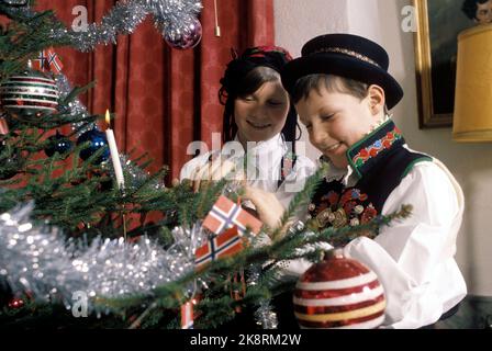 Asker 1981-12: Weihnachtsvorbereitungen bei Skaugum. Die Kronprinzenfamilie bereitet Weihnachten in ihrem Haus am 1981. Dezember vor. Prinzessin Märtha Louise und Prinz Haakon Magnus schmücken den Weihnachtsbaum zusammen. Foto: Bjørn Sigurdsøn / NTB / NTB Stockfoto