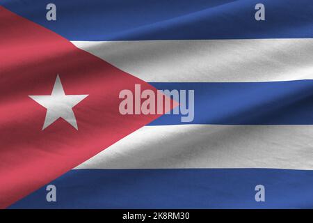 Cuba-Flagge mit großen Falten, die im Innenbereich unter dem Studiolicht aus nächster Nähe winken. Die offiziellen Symbole und Farben in Stoff Banner Stockfoto