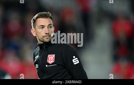 24. Oktober 2022, Sachsen-Anhalt, Halle (Saale): Fußball: 3. Liga, Hallescher FC - SpVgg Bayreuth, Matchday 13, Leuna-Chemie-Stadion. HFC-Cheftrainer André Meyer im Stadion. Foto: Hendrik Schmidt/dpa/ZB - WICHTIGER HINWEIS: Gemäß den Anforderungen der DFL Deutsche Fußball Liga und des DFB Deutscher Fußball-Bund ist es untersagt, im Stadion und/oder vom Spiel aufgenommene Fotos in Form von Sequenzbildern und/oder videoähnlichen Fotoserien zu verwenden oder zu verwenden. Stockfoto