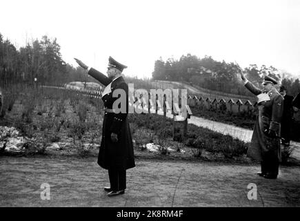 Oslo 1942-12-12 das deutsche Gesandt in Dänemark, Best (Karl Rudolf Werner Best) Überquerung des deutschen Soldatenfriedhofs in Ekeberg die Deutschen nutzten den Friedhof in Ekeberg während des Krieges. Viele deutsche Soldaten wurden hier begraben, darunter auch die Toten aus Blücher. Nazi-Begrüßung. Foto: Aage Kihle / NTB *** das Foto wurde nicht verarbeitet ***** Stockfoto