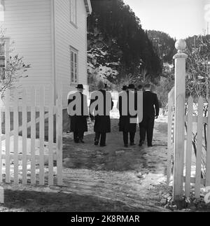 HOMMELVIK 1952-03-22; tidligere Statsminister Johan Nygaardsvold (f.1879) begraves i hjembygda Hommelvik i Sør-Trøndelag. Nygaardsvold var stortingsrepresentant for Arbeiderpartiet 1916-1949. Norges statsminister Fra 1935 etter 'kriseforliket' mellom AP Og Bondepartiet. også Staatsminister für 'eksilregjeringen' i London unter den andre verdenskrig 1940-1945. Mange prominente gjester var til stede under begravelsen, blant andre Kong Haakon, Kronprins Olav, partikollga Einar Gerhardsen Og forfatter Johan Falkberget. Her går en del AV gjedene Inn til kirkekaffe etter begravelsen. FOTO; SVERRE BØ Stockfoto