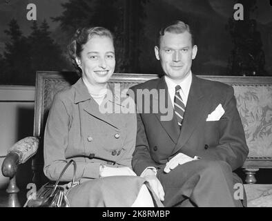 Oslo 19530214. Die Verlobung von Prinzessin Ragnhild und Reeder Erling Lorentzen. Schließlich konnten Prinzessin Ragnhild und Reeder Erling Lorentzen ihr Engagement veröffentlichen. Hier sehen wir das glückliche Paar während der Fotografie auf dem Schloss im Zusammenhang mit der Verlobung. Foto: NTB Archive / NTB Stockfoto