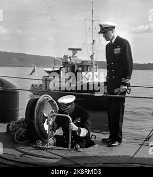 Oslo 19580826 das amerikanische U-Boot Skate, das den Arktischen Ozean und den Nordpol unter dem Eis überquert hat, besucht Oslo. König Olav ist Gast des Bootes am Hafen von Olso. Hier ist der König auf dem Weg auf dem atombetriebenen U-Boot. Th. Kommandant des Kommandanten, Kommandant James Calvert. Foto: NTB / NTB Stockfoto