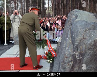 Hedmark, Elverum 10. April 1990. König Olav legt einen Kranz an der Gedenkstätte für die Spiele in Midskogen im April 1940 nieder, als die Deutschen Norwegen einmarschierten. Foto: Agnte Brun / NTB / NTB Stockfoto