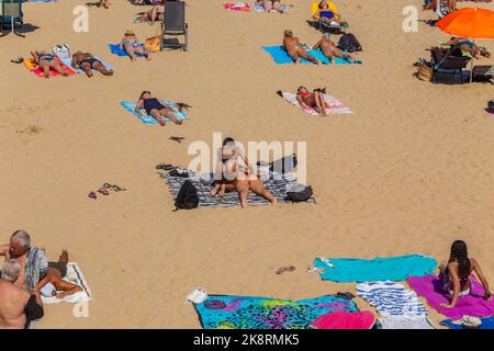 San Sebastian, Baskenland, Spanien: 20. August 2022: Landschaft des Strandes von La Concha in der Stadt San Sebastian im spanischen Baskenland Stockfoto