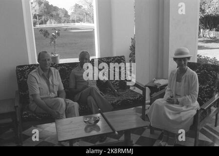 Tansania November 1981. Das Kronprinzenpaar bei einem offiziellen Besuch in Tansania. Hier sind Kronprinz Harald und Prinzessin Sonja mit Präsident Julius Nyerere vom Staatshaus dar-es-Salaam. Foto: NTB / NTB Stockfoto